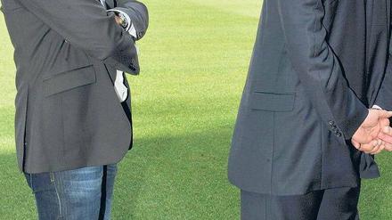 Sei gegrüßt, alter Freund. Horst Heldt (l.) arbeitete bis 2004 – damals noch als Spieler – mit Felix Magath in Stuttgart zusammen. 