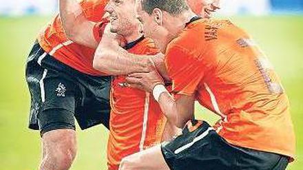 Nah am Titel. Die Holländer Sneijder, van Persie und van der Wiel feiern die Verteidigung des