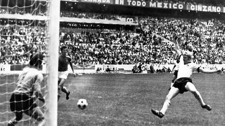 Im Halbfinale 1970 gegen Italien gelingt Karl-Heinz Schnellinger der Ausgleich.