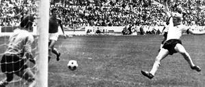 Im Halbfinale 1970 gegen Italien gelingt Karl-Heinz Schnellinger der Ausgleich.