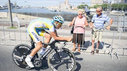 Der Spanier Alberto Contador, der die Tour de France 2009 gewonnen hat, gilt unter deutschen TV-Zuschauern nicht gerade als Aushängeschild des sauberen Radsports. Foto: AFP