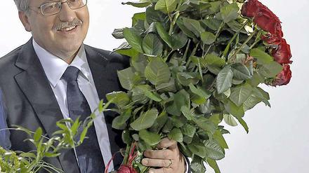 Kann die Blumen nun getrost entgegen nehmen. Das amtliche Endergebnis bestätigt Komorowski als Wahlsieger.