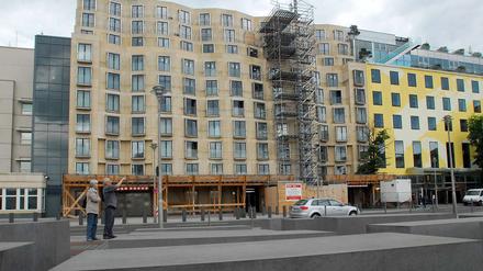 Teure Bruchbude. Die Bewohner des Hauses in der Behrensstraße leben seit Monaten auf einer Baustelle.