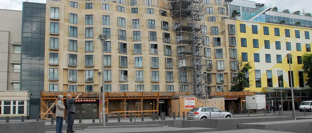 Teure Bruchbude. Die Bewohner des Hauses in der Behrensstraße leben seit Monaten auf einer Baustelle.