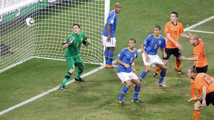 Die Entscheidung: Wesley Sneijder (r.) erzielt per Kopf den Treffer zum 2:1 für die Niederlande (68.). Brasiliens Spieler können nur noch hilflos hinterher schauen.