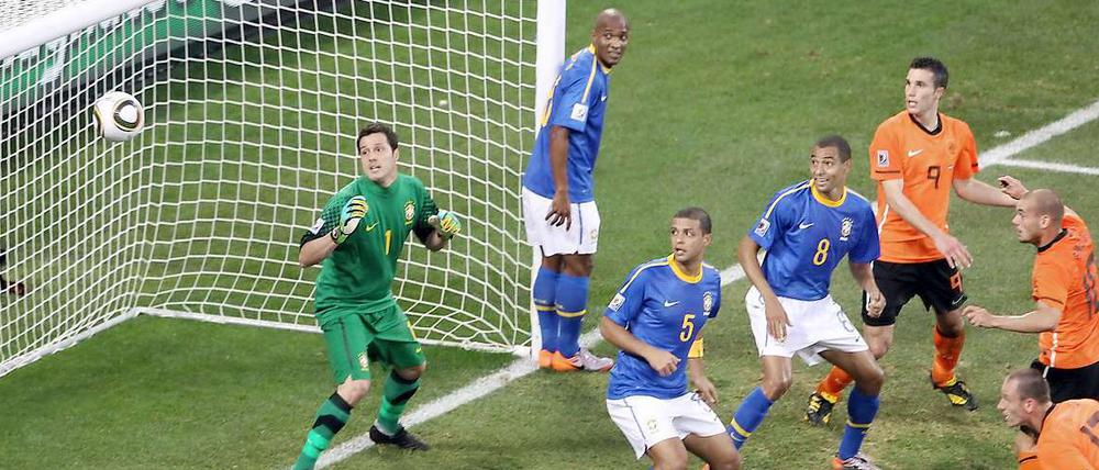 Die Entscheidung: Wesley Sneijder (r.) erzielt per Kopf den Treffer zum 2:1 für die Niederlande (68.). Brasiliens Spieler können nur noch hilflos hinterher schauen.