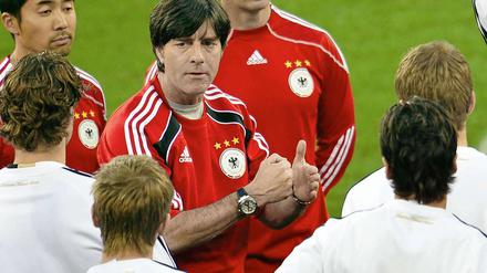 Bundestrainer Joachim Löw stellt sein Team für da Spiel gegen Argentinien ein.