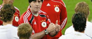 Bundestrainer Joachim Löw stellt sein Team für da Spiel gegen Argentinien ein.