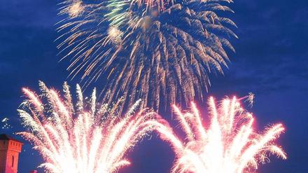 Feuerwerk über dem Bodden – gehört auch zum „Störtebeker“ in Ralswiek. Foto: dpa