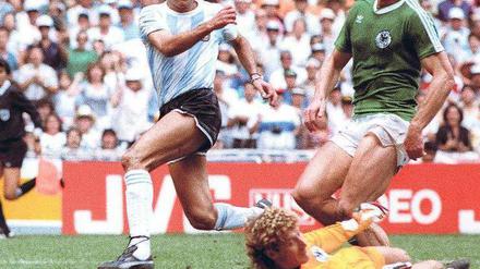 Jorge Burrachaga (l.) rettete seinen Vorsprung vor dem früheren Zehnkämpfer Hans-Peter Brieger ins Ziel und schoss Argentinien mit dem 3:2 zum WM-Titel.