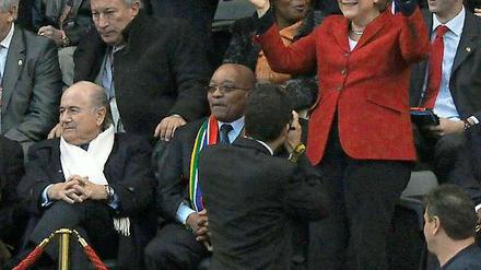 Echter Spaß oder antrainierte Freude - Angela Merkel beim Spiel der Deutschen gegen Argentinien.