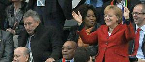 Echter Spaß oder antrainierte Freude - Angela Merkel beim Spiel der Deutschen gegen Argentinien.