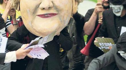 Von Protesten begleitet. Am Mittwochnachmittag trafen sich die Konzernchefs mit der Kanzlerin. Etwa 50 Demonstranten erwarteten sie dort schon.