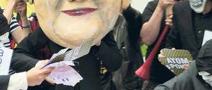 Von Protesten begleitet. Am Mittwochnachmittag trafen sich die Konzernchefs mit der Kanzlerin. Etwa 50 Demonstranten erwarteten sie dort schon.