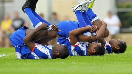 Adrian Ramos, Raffael und dessen Bruder Ronny wärmen sich während der ersten Trainingseinheit in der zweiten Liga auf - vor 1500 Zuschauern.