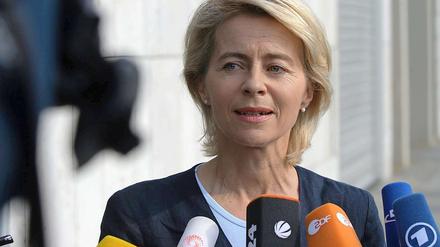 Bundesarbeitsministerin Ursula von der Leyen spricht sich für Bildungsförderung von Kindern aus Hartz-IV-Familien durch Sachleistungen aus.