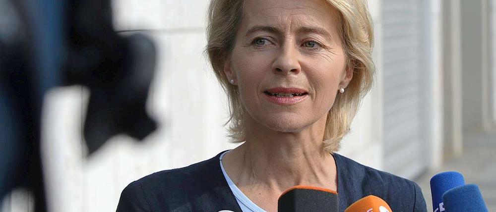 Bundesarbeitsministerin Ursula von der Leyen spricht sich für Bildungsförderung von Kindern aus Hartz-IV-Familien durch Sachleistungen aus.