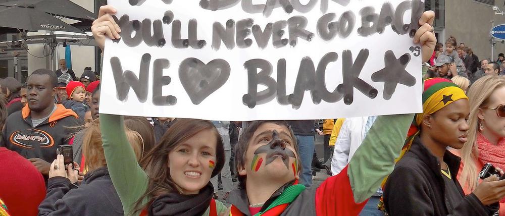 Fans der ghanaischen Mannschaft verabschieden die Spieler in Südafrika.