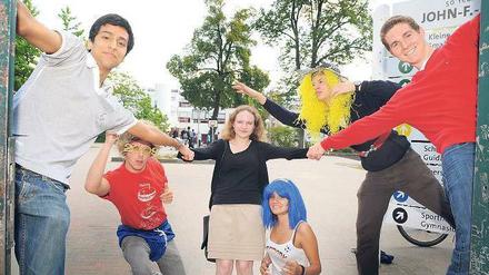 Den Affen machen. Auch bei den Abiturienten Rishab Reitz, Lena Walther und Dominik Bong (v. l.). an der Zehlendorfer J.-F.-K.-Schule gehört ein Abistreich zum festen Schulabschlussprogramm. Foto: Uwe Steinert