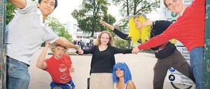 Den Affen machen. Auch bei den Abiturienten Rishab Reitz, Lena Walther und Dominik Bong (v. l.). an der Zehlendorfer J.-F.-K.-Schule gehört ein Abistreich zum festen Schulabschlussprogramm. Foto: Uwe Steinert