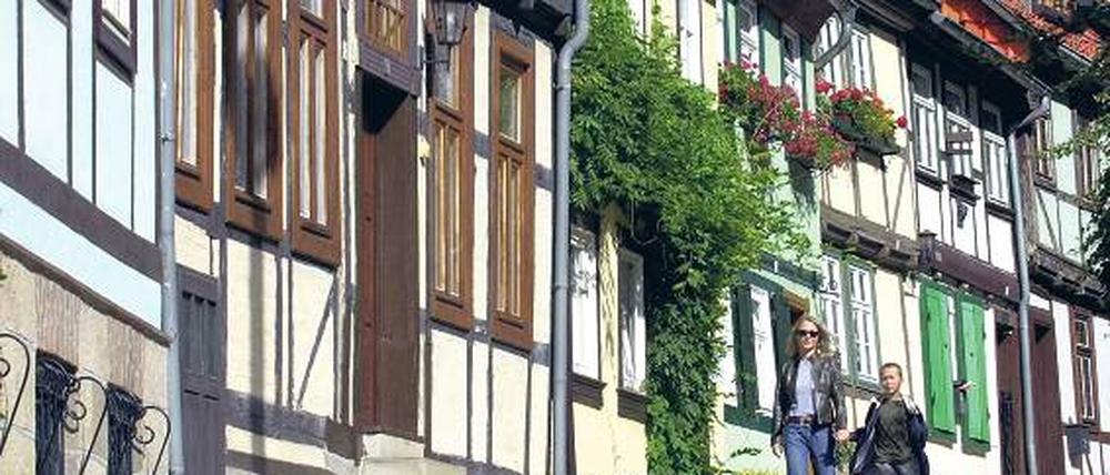 In Quedlinburg im Harz ist eine Zweizimmerwohnung in der historischen Altstadt zum Beispiel schon für 35 000 Euro zu haben; gemeinsam mit anderen erst recht ein Schnäppchen.