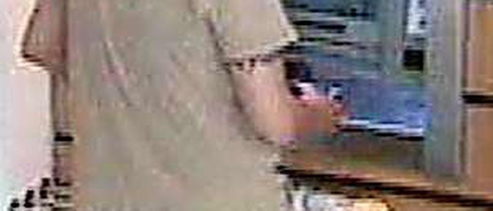 Fahndung nach dem Täter. Dieses Bild soll kurz vor der Tat entstanden sein.