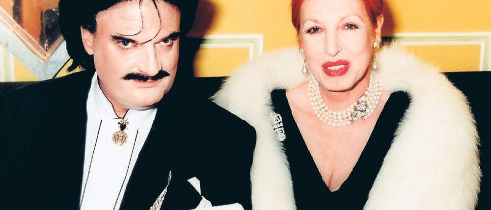 Die Haare schön. Rudolph Moshammer und seine Jugendfreundin Veronique Aimée, die ihn 1997 auf den Deutschen Filmball begleitete. Foto: ARD