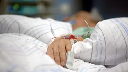 Ein Patient liegt auf der Intensivstation eines Krankenhauses.