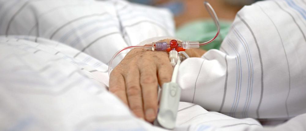 Ein Patient liegt auf der Intensivstation eines Krankenhauses. 