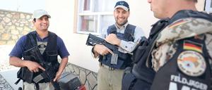„Public-Private-Partnership“. In Afghanistan patrouillieren Söldner der Firma Dyncorp gemeinsam mit Bundeswehrsoldaten. Foto: ddp
