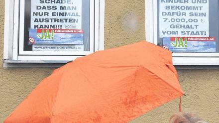 Protestwelle. Für viele Katholiken in Augsburg ist der ehemalige Bischof Walter Mixa zu einer Art Wiedergänger geworden. Sie sind empört über seinen Versuch, seinen Rücktritt rückgängig zu machen. Mit Slogans wie diesen protestieren sie gegen Mixa.