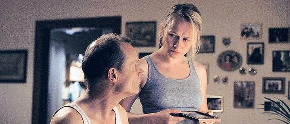 Ein Star war Fotoreporter Wolfgang Kerber (Edgar Selge) in der DDR, nach der Wende kommt er weder mit dem Job noch mit seiner Tochter Margitta (Anja Schneider) klar. Foto: ZDF