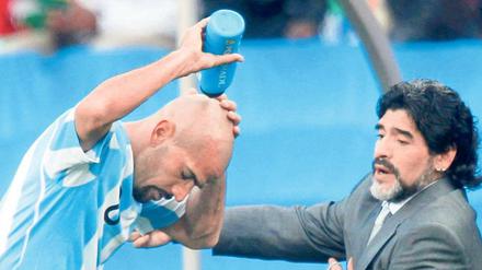 Argentiniens Spielmacher Veron muss gegen Südkorea verletzt zuschauen. Da hilft nicht mal Weihwasser von Gott persönlich. Südkoreas Trainer Huh Jung-Moo (u.l.) hofft nach dem Sieg gegen Otto Rehhagel seinerseits auf die nächste Götterdämmerung.