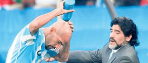 Argentiniens Spielmacher Veron muss gegen Südkorea verletzt zuschauen. Da hilft nicht mal Weihwasser von Gott persönlich. Südkoreas Trainer Huh Jung-Moo (u.l.) hofft nach dem Sieg gegen Otto Rehhagel seinerseits auf die nächste Götterdämmerung.