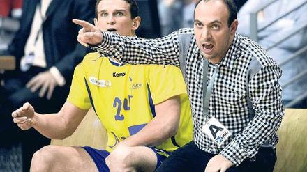 Immer auf dem Sprung. Füchse-Manager Bob Hanning (rechts, neben Bartlomiej Jaszka) ist für seine Umtriebigkeit bekannt. 