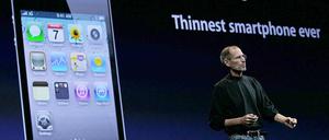 07.06.2010: Apple-Chef Steve Jobs stellt die neue Generation des Multimediahandys iPhone vor. Das iPhone 4 verfügt im Vergleich zum Vorgängermodell über mehr als hundert neue Funktionen, sagt der Konzernchef auf der Entwicklerkonferenz von Apple in San Francisco. 