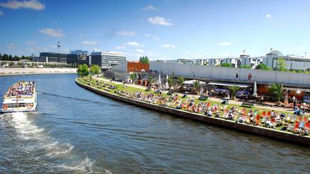 Alles am Fluss: Die Spree zieht Sonnenhungrige ans Ufer und aufs Boot.