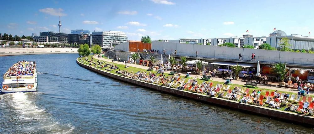 Alles am Fluss: Die Spree zieht Sonnenhungrige ans Ufer und aufs Boot.