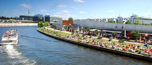 Alles am Fluss: Die Spree zieht Sonnenhungrige ans Ufer und aufs Boot.