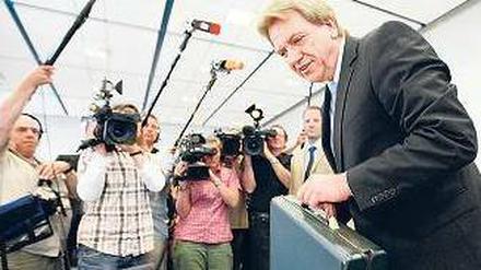 Als Zeuge geladen. Hessens Innenminister Bouffier am Mittwoch im Landtag. Foto: dpa