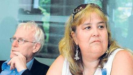 Frau in Weiß. Die Kassiererin Barbara E., genannt Emmely, am Donnerstag während der Verhandlung ihres Falls in Erfurt, neben ihrem Anwalt.Foto: Jens-Ulrich Koch/ddp