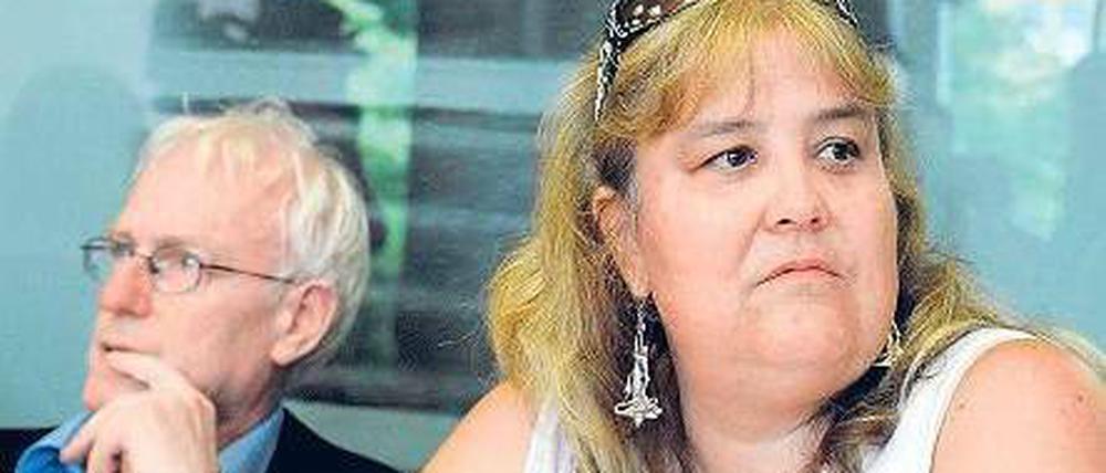 Frau in Weiß. Die Kassiererin Barbara E., genannt Emmely, am Donnerstag während der Verhandlung ihres Falls in Erfurt, neben ihrem Anwalt.Foto: Jens-Ulrich Koch/ddp