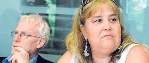 Frau in Weiß. Die Kassiererin Barbara E., genannt Emmely, am Donnerstag während der Verhandlung ihres Falls in Erfurt, neben ihrem Anwalt.Foto: Jens-Ulrich Koch/ddp
