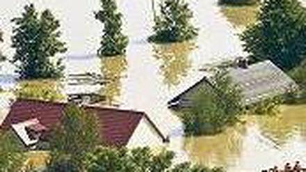 Janowiec, Polen. Die zweite Flutwelle des Vistula lässt das Dorf versinken. Foto: dpa