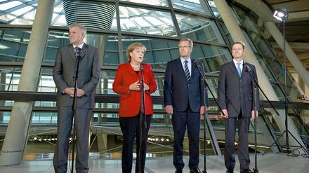CSU-Chef Horst Seehofer (links), Kanzlerin und CDU-Vorsitzende Angela Merkel sowie Außenminister und FDP-Chef Guido Westerwelle (rechts) stellten den niedersächsischen Ministerpräsidenten Christian Wulff als Kandidaten vor.