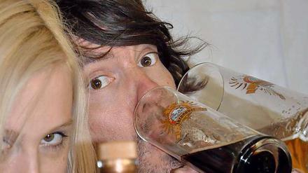 "Die Umgebung kommt mir vor wie in Technicolor, wenn ich trinke": Alec Völkel gibt Tagesspiegel-Autorin Jeannette Krauth Nachhilfe in Sachen korrekter Alkoholweiterverarbeitung.