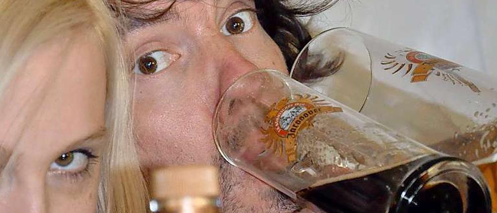 "Die Umgebung kommt mir vor wie in Technicolor, wenn ich trinke": Alec Völkel gibt Tagesspiegel-Autorin Jeannette Krauth Nachhilfe in Sachen korrekter Alkoholweiterverarbeitung.