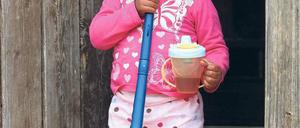 Ob groß, ob klein: Eine Vuvuzela muss immer sein. Foto: dpa (2)