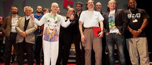 Im Kreis der Sieger. Hella von Sinnen und Denis Scheck mit den Künstlern, Autoren und Verlegern, die an diesem Wochenende mit Max-und-Moritz-Preisen geehrt wurden.