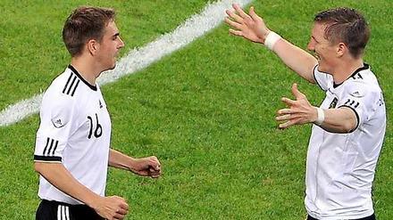 Die prägenden Figuren der deutschen Mannschaft im Testspiel gegen Bosnien und Herzegowina: Philipp Lahm (l.) und Bastian Schweinsteiger.